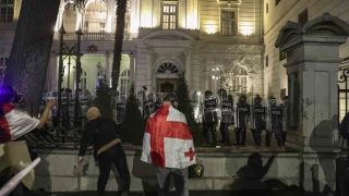 Grcistan'da halk, Cumhurbakanl Saray'na girmeye kalkt