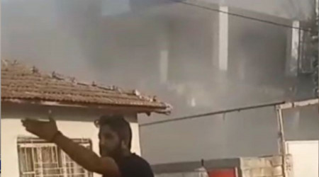 Hatay'da ağır hasarlı 3 katlı binanın zemin katı çöktü