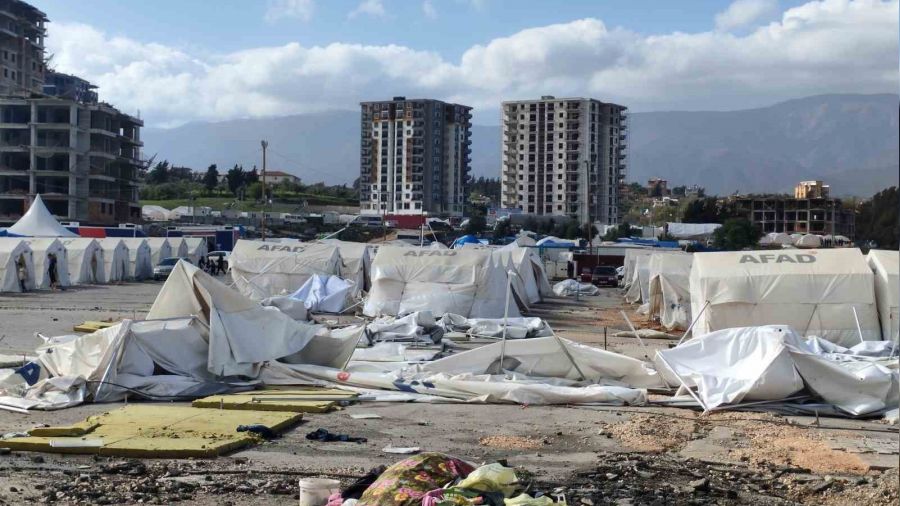 Hatay'da f�rt�na �ad�rlar� y�kt�