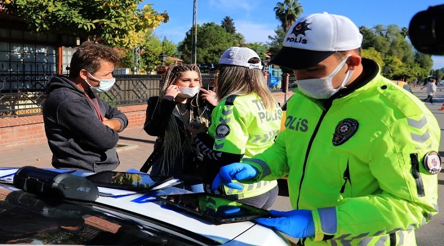 Hem polisleri hem de gazetecileri tehdit etti