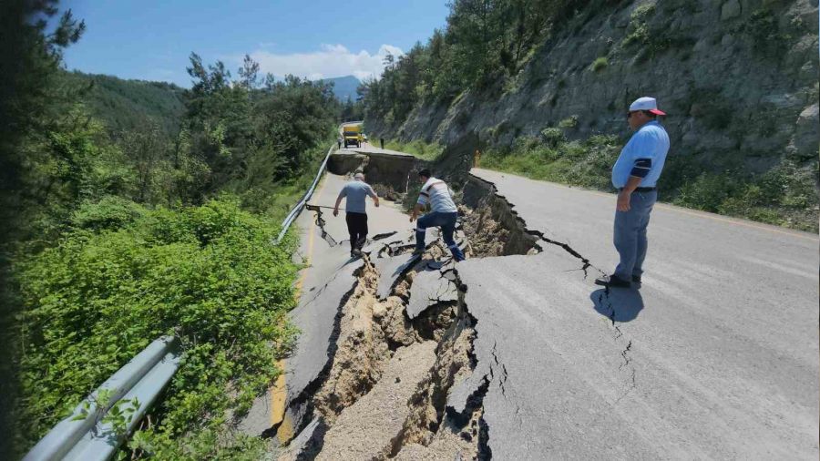 Heyelan Keltepe Kayak Merkezinin yolunu kapattı