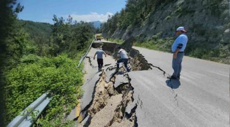 Heyelan Keltepe Kayak Merkezinin yolunu kapattı