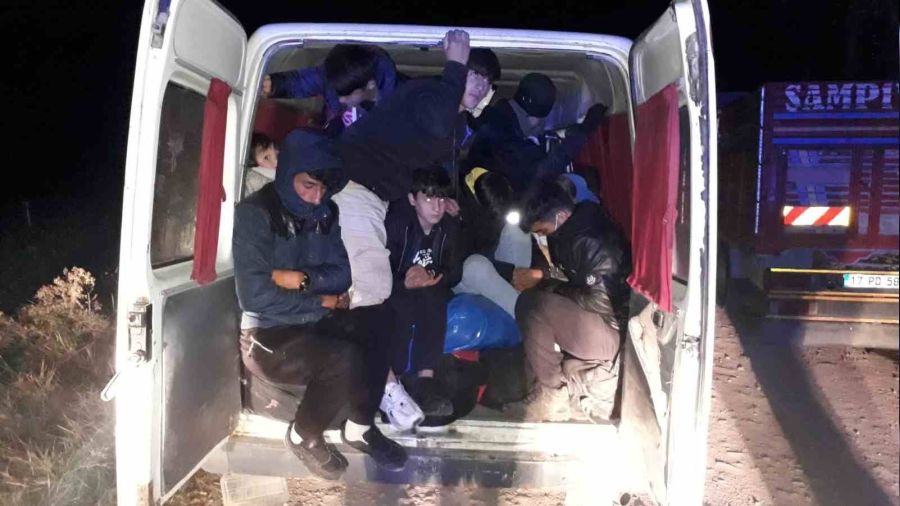 İki minibüste 40 kaçak göçmen ile 2 organizatör yakalandı