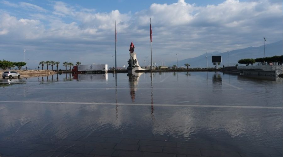 İskenderun'da caddeler sular altında kaldı