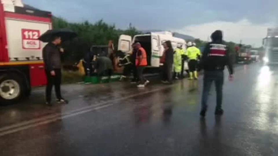 Isparta'da tur minib�s� �arampole yuvarland�