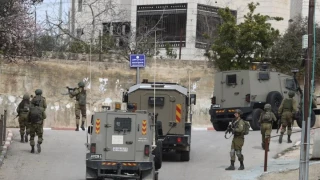 İsrail ordusu Batı Şeria'daki Tulkerem ve Nur Şems kamplarında askeri operasyonlarını ilerletiyor