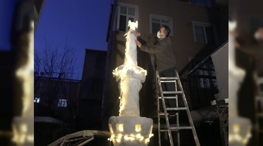 İstanbul'da kardan minare yaptı