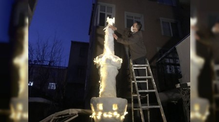 İstanbul'da kardan minare yaptı