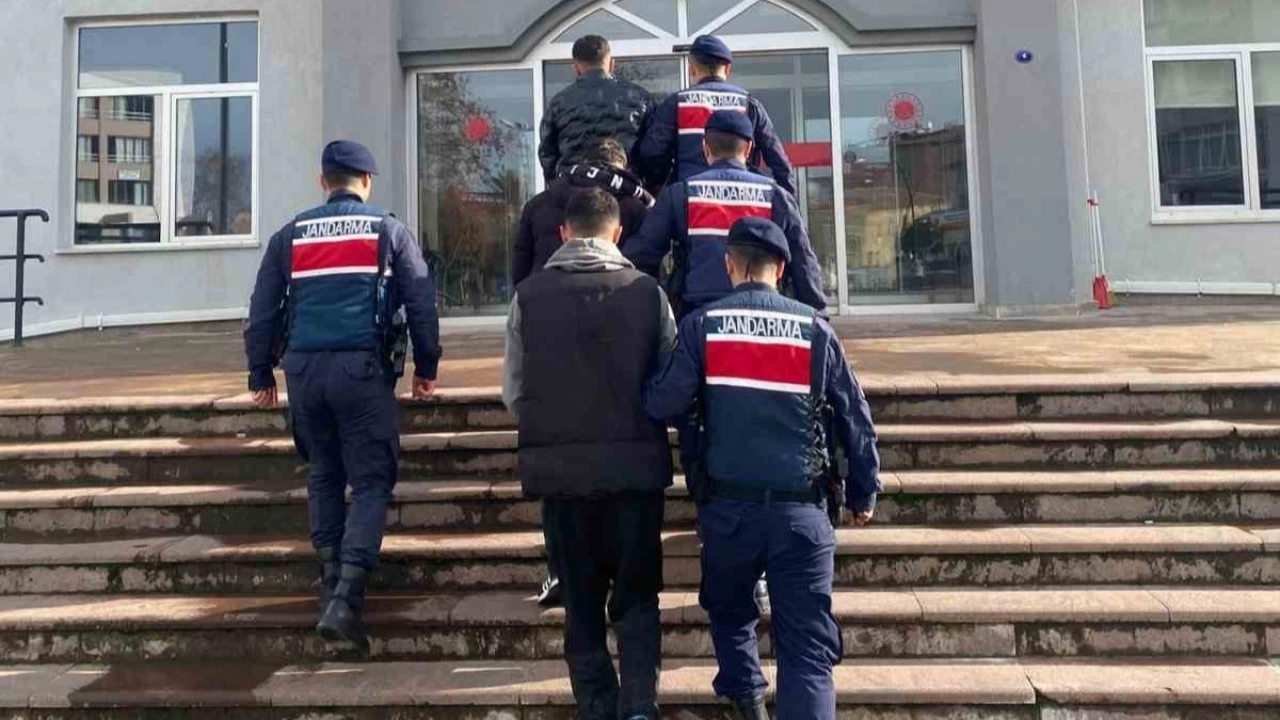 �zmir'de marul �alan 3 ��pheli tutukland�