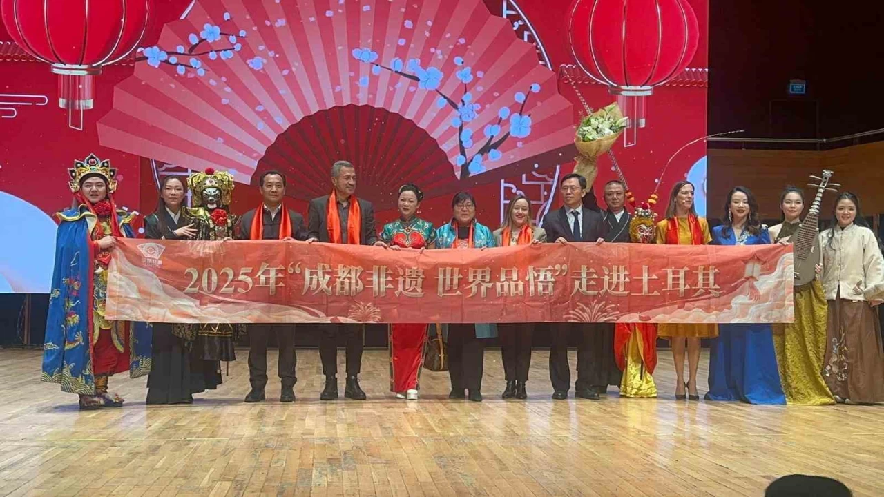 �zmir'de yeni y�l b�y�k bir ��lenle kutland�