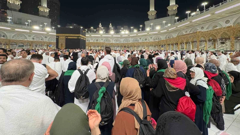 Kabe'de tarihi yo�unluk: 12 milyonluk rekorun ard�ndan yeni y�lda insan seli