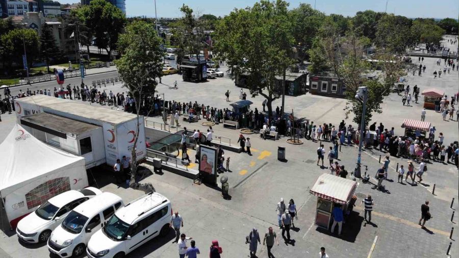 Kadıköy'de iskelesinde Adalar kuyruğu