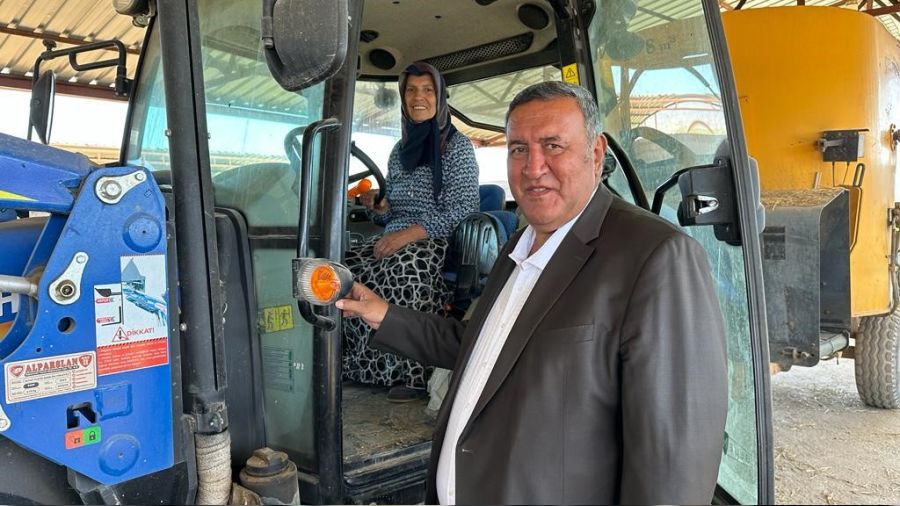 Kadın çiftçi 45 yaşında traktör ehliyeti aldı