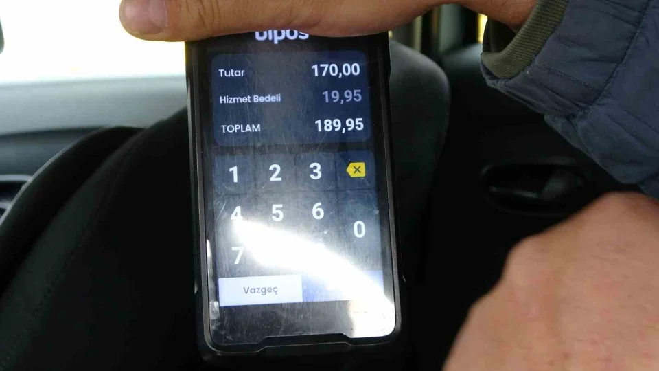 Kadın yolcu ile taksicinin hizmet bedeli tartışması