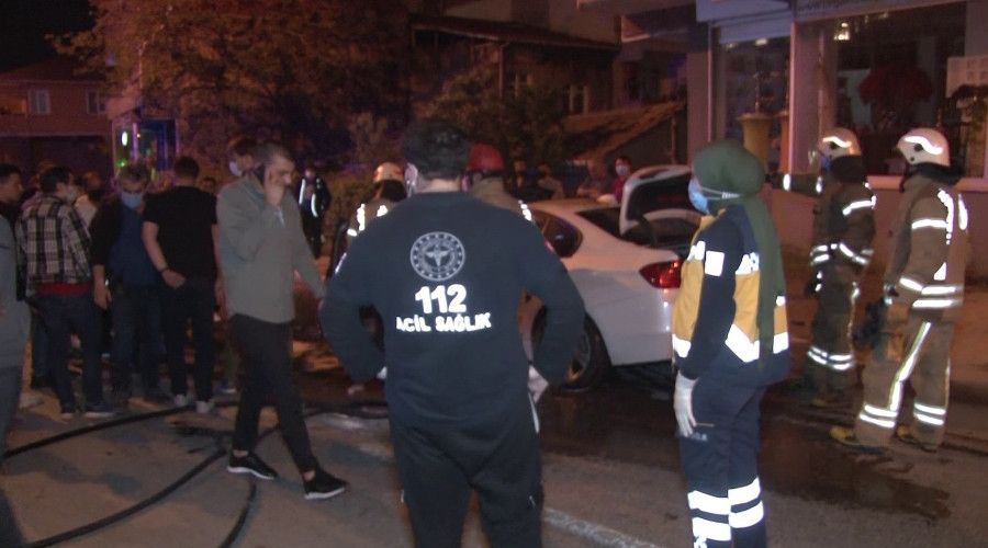 Kapanmay� unutan vatanda�lar alev alev yanan l�ks arac� film izler gibi izledi