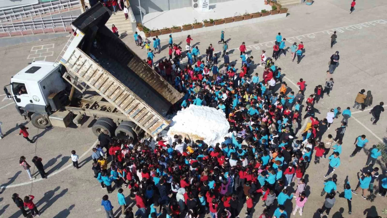 Kar g�remeyen ��rencilere bir kamyon kar