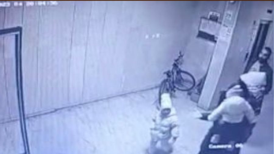 Kayseri'deki depremde vatanda�lar panikle kendilerini soka�a att�