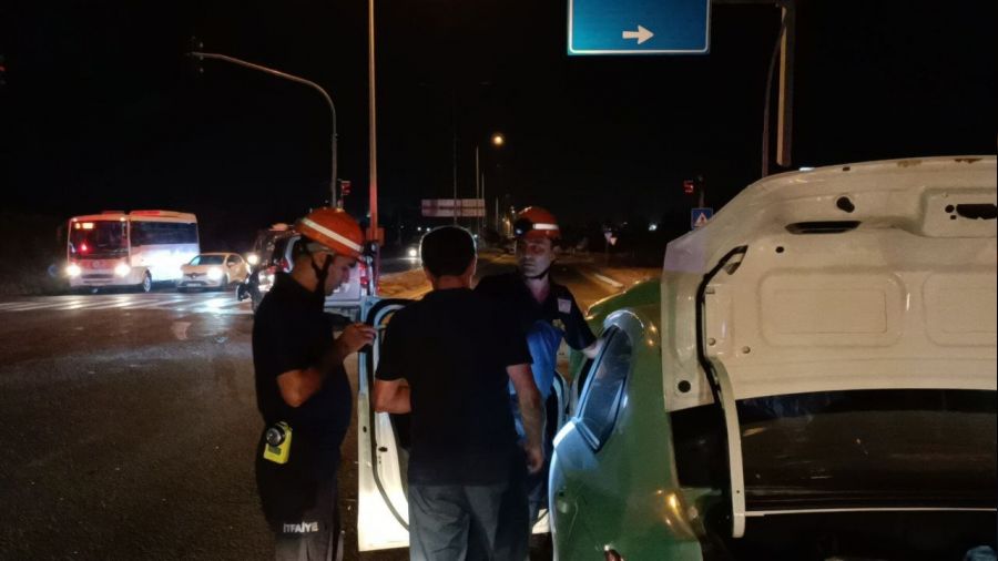 Kaza yaptı, olay yerinden kaçıp geri geldi: 2 yaralı