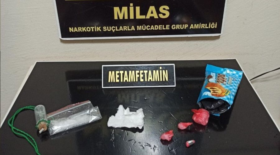 Kek paketinde uyuşturucu ile yakalandı