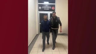 Kendisini polis olarak tanıtıp 3,5 milyon lira dolandırdı, kuyumcuda altın alırken yakalandı