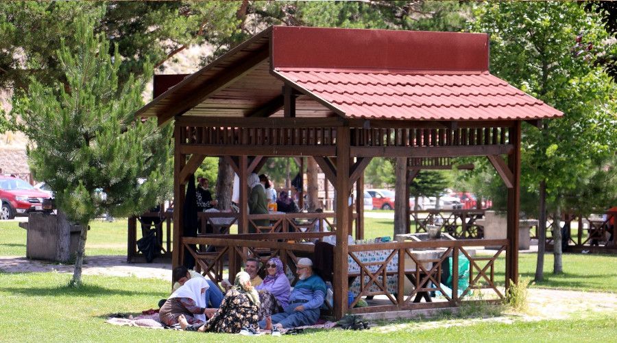 K�s�tlamas�z ilk hafta sonunda piknik�iler kendilerini do�aya b�rakt�