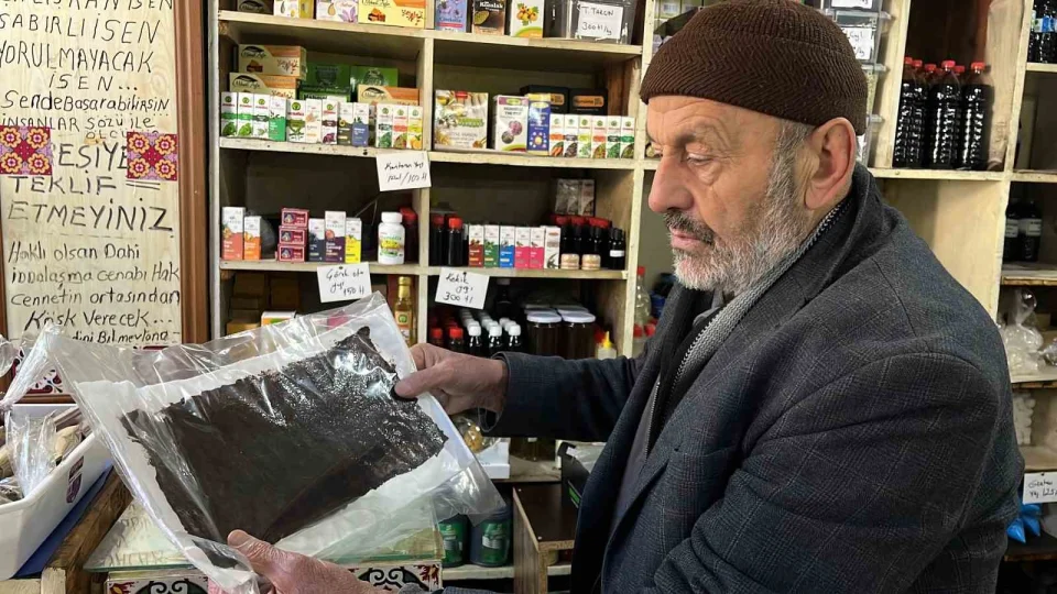 Konya'da katranc�l�k mesle�ini 65 y�ld�r ya�at�yorlar