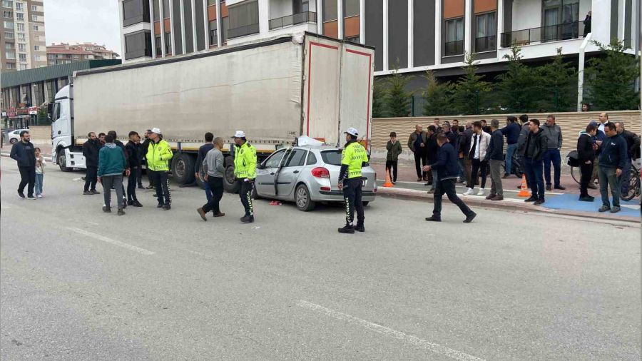 Konya'da otomobil park halindeki tıra çarptı