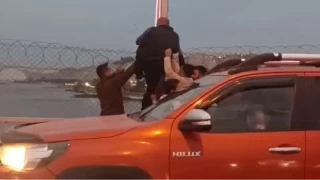 Köprüden atlamak istedi: Yoldan geçen sürücüler engelledi