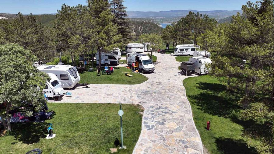Kurtboğazı Barajı'ndaki karavan parkına ziyaretçi akını