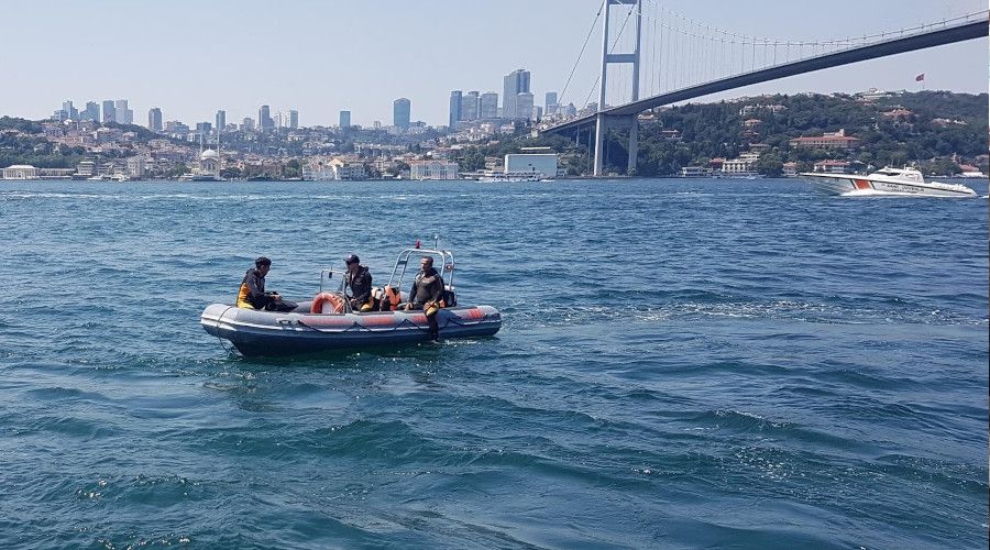 Kuzguncuk'ta serinlemek i�in denize giren ki�i kayboldu