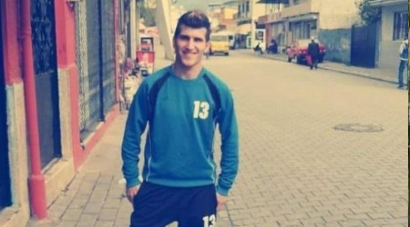 Maç sırasında kalp krizi geçirerek hayatını kaybeden futbolcu toprağa verildi