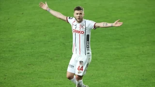 Maxim, 3 kulvarda kulüp tarihine geçti
