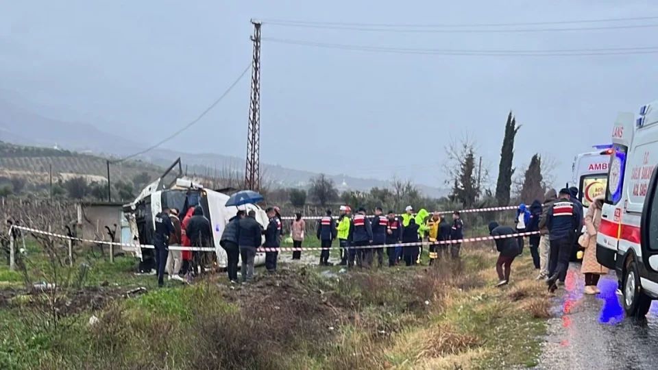 Memurlar� ta��yan servis kazas�nda ac� haber geldi