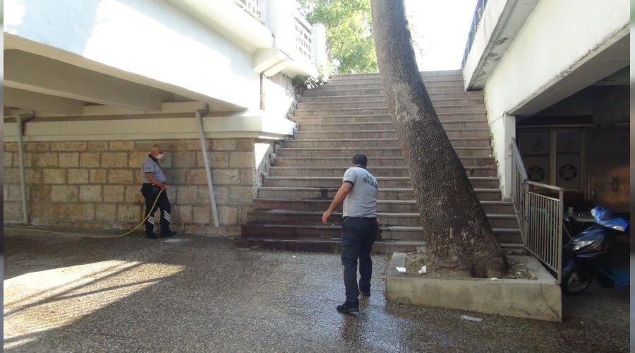 Merdivenlerden d��en adam hastanede �ld�