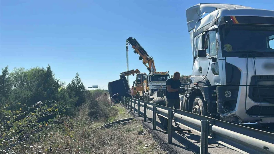 Mersin'de tır bariyerlere çarptı, konteyner devrildi