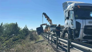 Mersin'de t�r bariyerlere �arpt�, konteyner devrildi