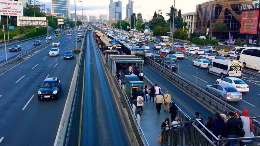 Metrobüste kadın yolcular arasında kavga