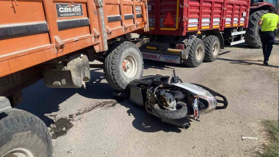 Motosikletli gen� r�morkun alt�nda kald�