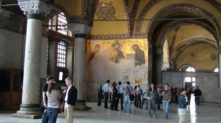 Mozaik ve freskler perdeyle kapatılacak