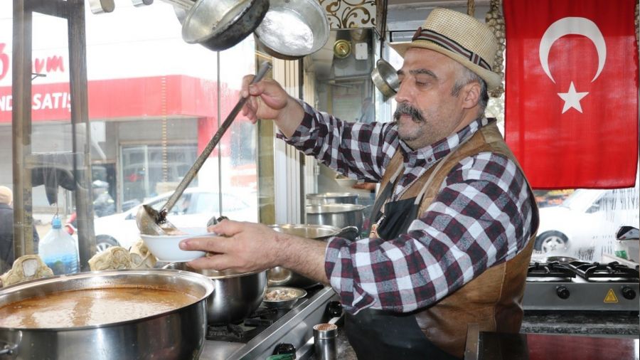 Ödüllü paçacı deprem sonrası dükkanını açtı, depremzedelere hizmet veriyor