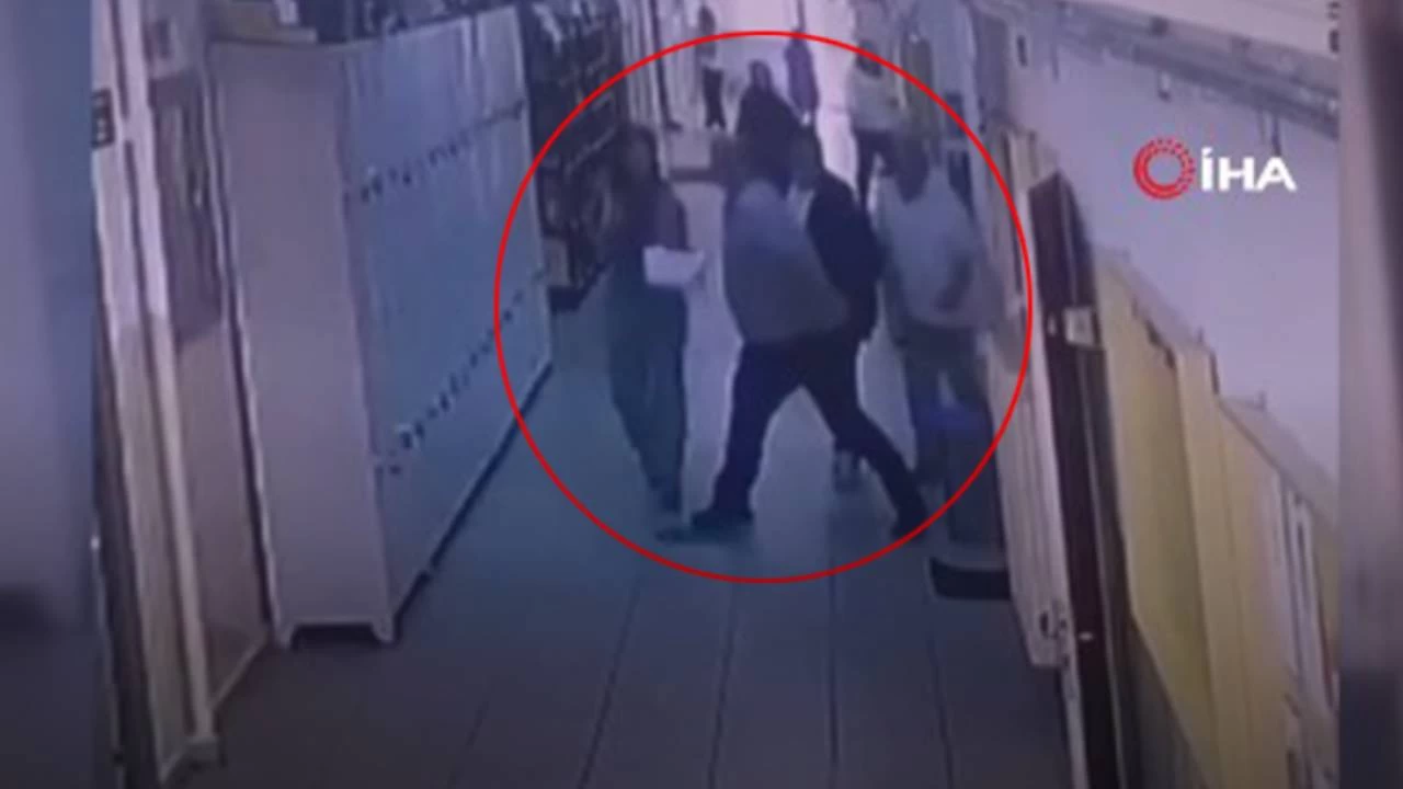 ��rencisini zorbal�k yapt��� i�in uyaran ��retmene veliden yumruk!