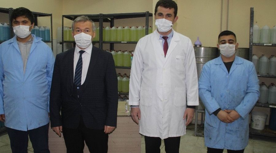 Öğretmen ve öğrenciler sıfır alkollü bitkisel dezenfektan üretti