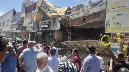 Osmaniye'de ağır hasarlı bina çöktü, 3 kişi yaralandı