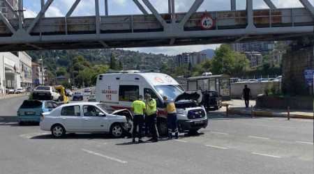 Otomobil ile ambulans çarpıştı: 3 yaralı