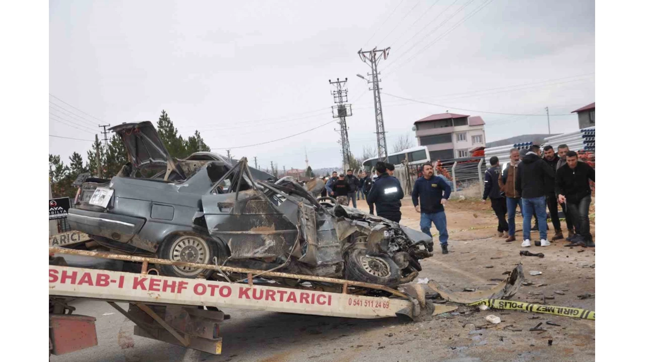 Otomobil kağıt gibi ezildi: 3 ölü, 3 yaralı