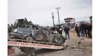 Otomobil kağıt gibi ezildi: 3 ölü, 3 yaralı