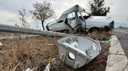 Otomobil ortadan ikiye büküldü