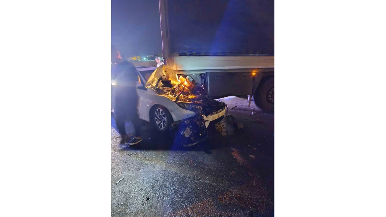 Otomobil, park halindeki t�r�n alt�na girdi: 3 a��r yaral�