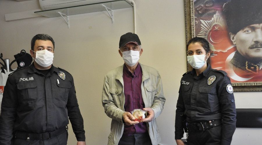 Polis, kaybedilen 27 bin TL'lik alt�n�n� sokak sokak arayarak buldu