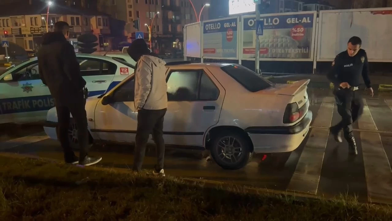 Polisten ka�an s�r�c�, polis arac�na �arparak durdu